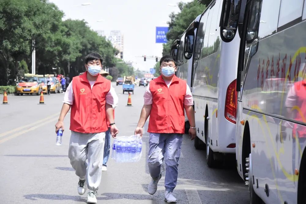 介休青志协红马甲为你护航，愿你旗开得胜，未来闪闪发光