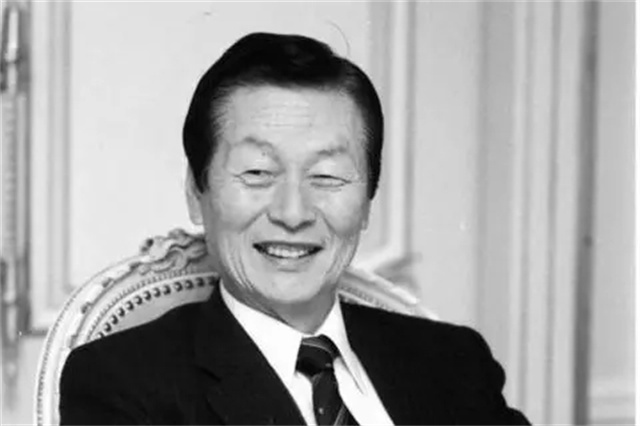 辛格浩：白手起家赚千亿，89岁还让26岁女星服务，95岁迎牢狱之灾