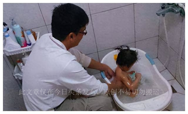 爸爸帮6岁女儿洗澡，隔天女儿就说*体下**灼痛，结果医生说发炎了