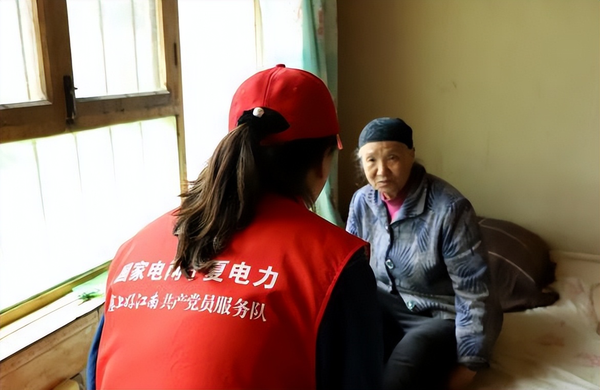 供电公司开展重阳节慰问,供电所慰问孤寡老人温情传递爱心