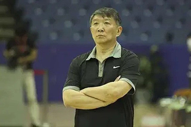 篮协副主席宫鲁鸣坐替补席,篮协主席宫鲁鸣