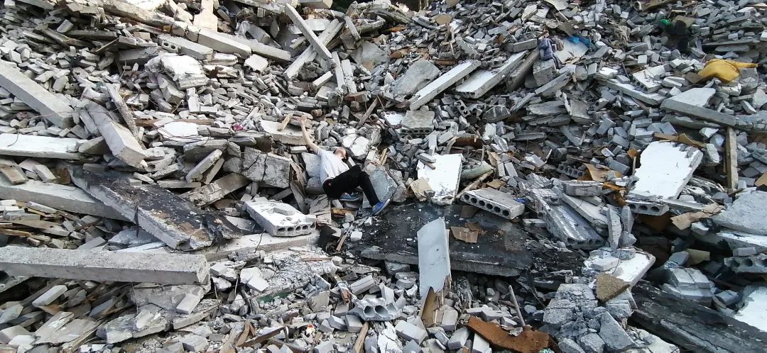 她用“日晒”完成植物在身体的转印,完成一次非常规的光合作用