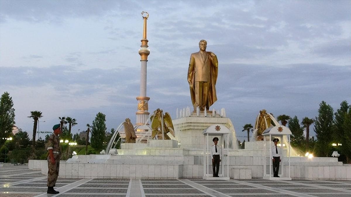 亚洲唯一中立国，水电免费汽油仅一毛，这个国家为何能闷声发大财