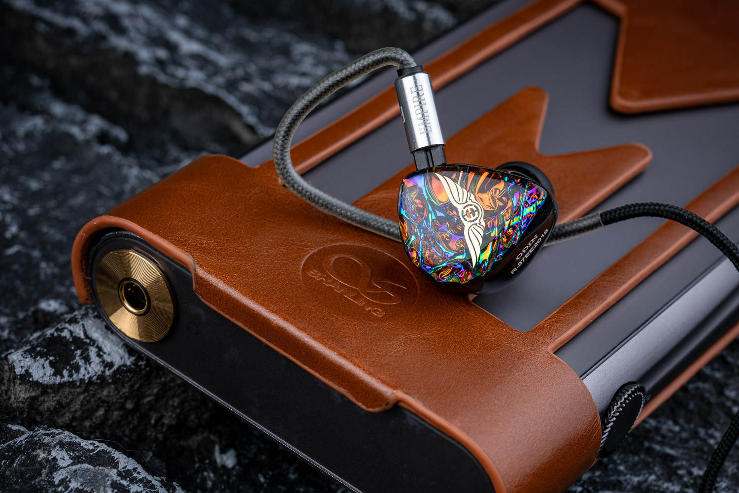 摘下面具暴露本性,摘下虚伪的面具看清自己