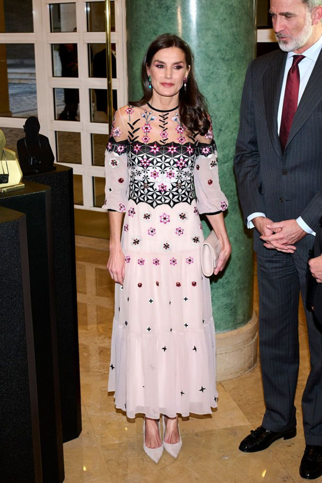 西班牙王后经典穿搭,西班牙王后实力演绎花裙穿搭