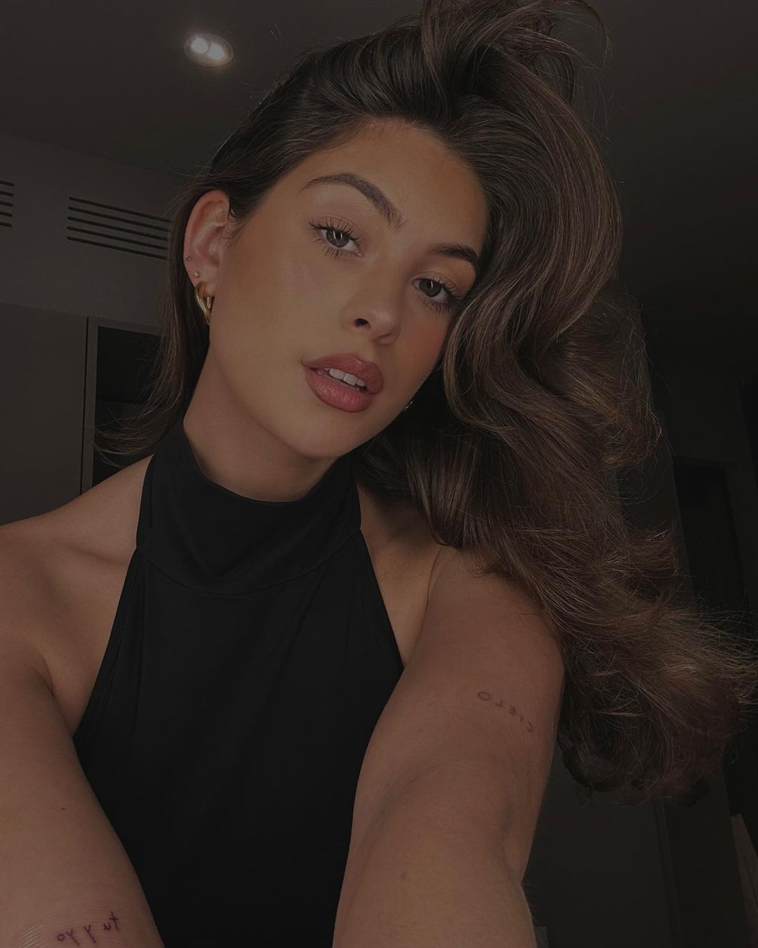 爱狗，爱足球，爱哈弗茨：撞脸乔治娜的内向模特与德国新星的故事