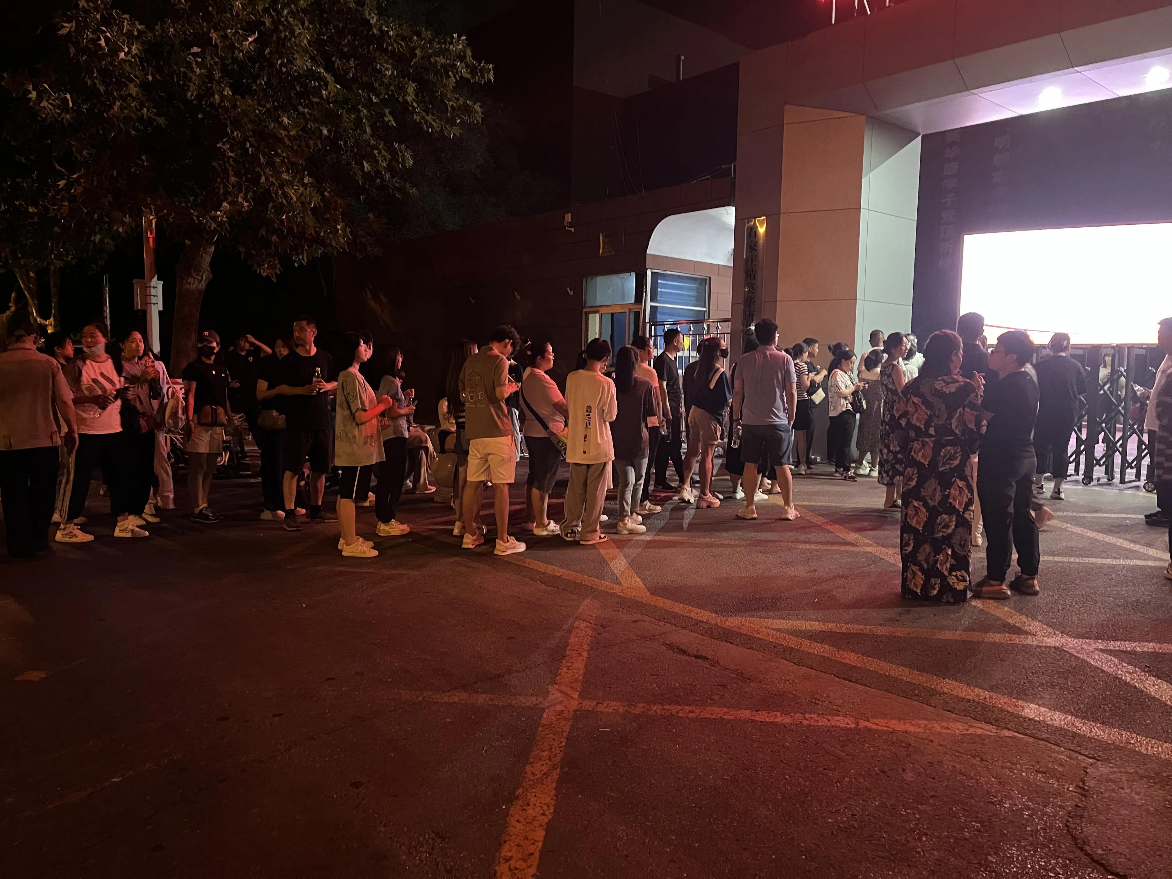 石家庄高中录取深夜排队,石家庄高校大火最新报道