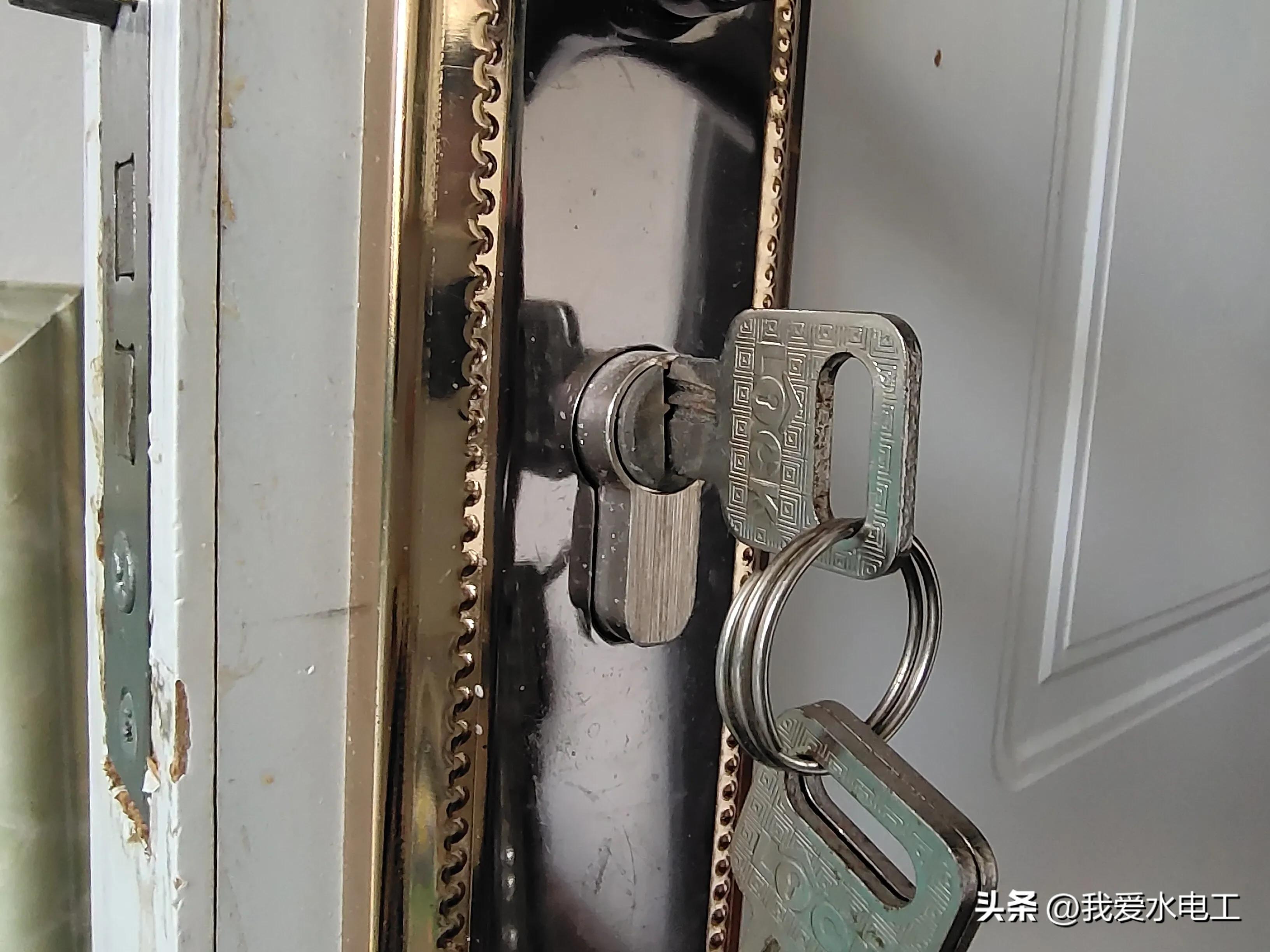 钥匙断了锁芯取不下来怎么办,钥匙断到锁芯里面怎么取出来