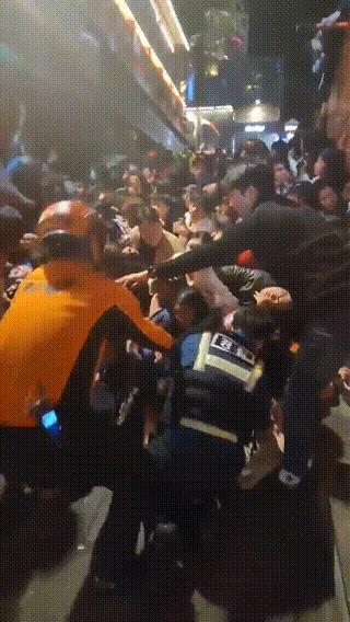 韩网再曝事故细节:死者多为20+岁瘦弱女孩,或因穿高跟鞋易跌倒