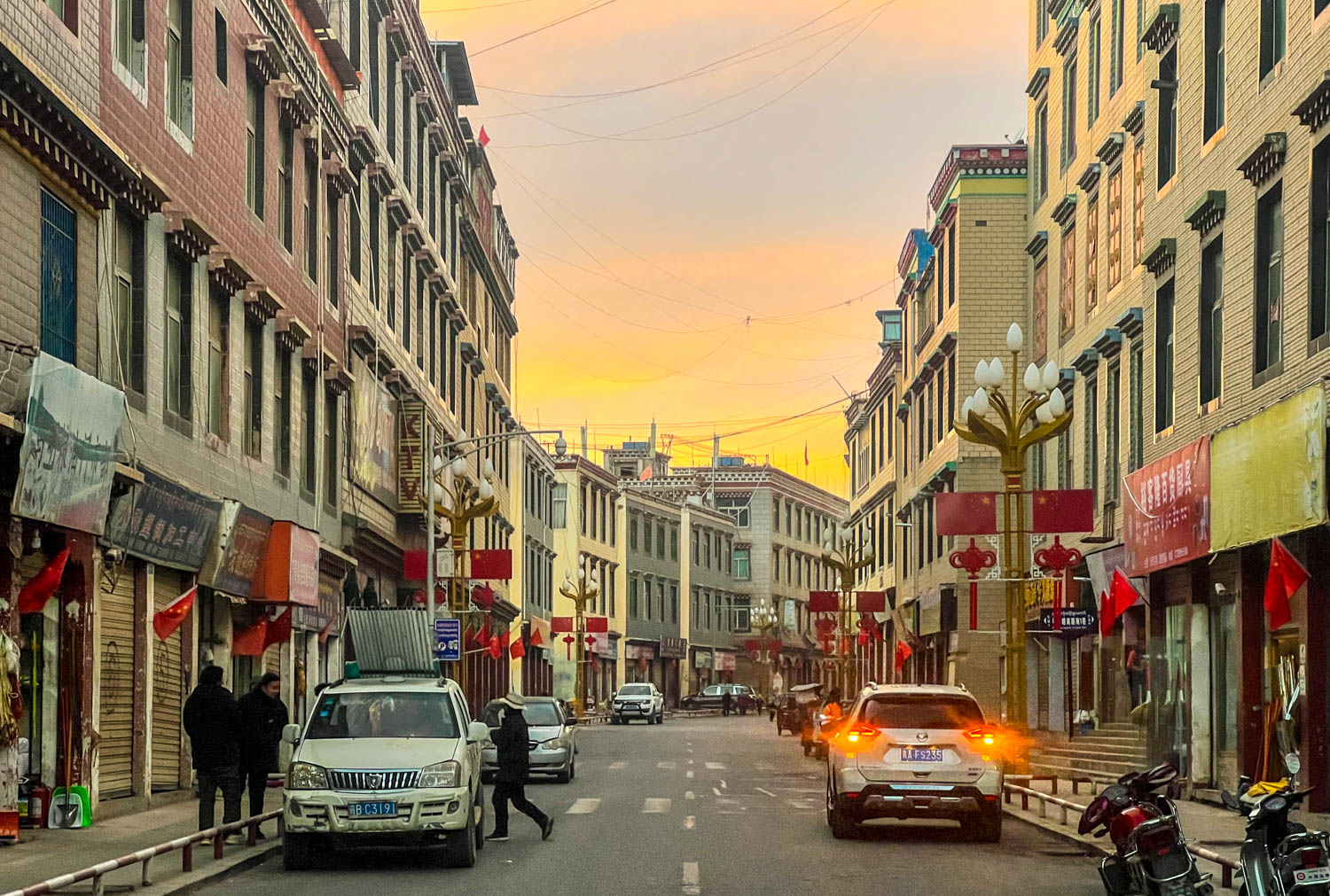 *藏西**东部小城，风光举世闻名，满街都是虫草店，一生一定要游一次