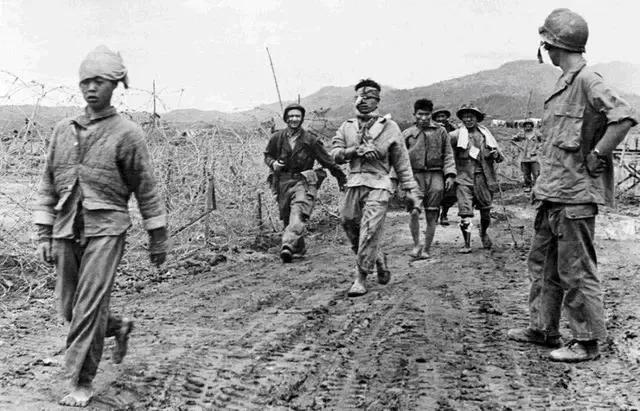 两名高大的法国士兵遇到妙龄少女，留下的一张旧照