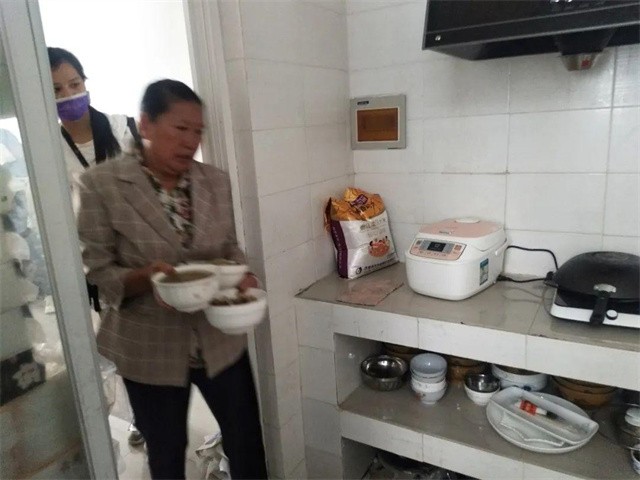 3岁男孩照顾瘫痪在床的爸爸,5岁男孩照顾残疾爸爸电视剧