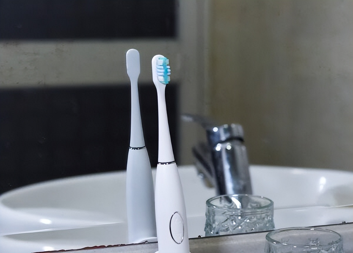 声波电动牙刷正确的刷牙方法,声波电动牙刷的正确刷牙方法视频