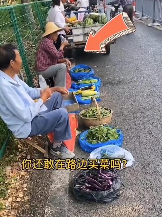 为让青菜有水分，卖菜的大妈用嘴巴给青菜喷水，太不讲究卫生了