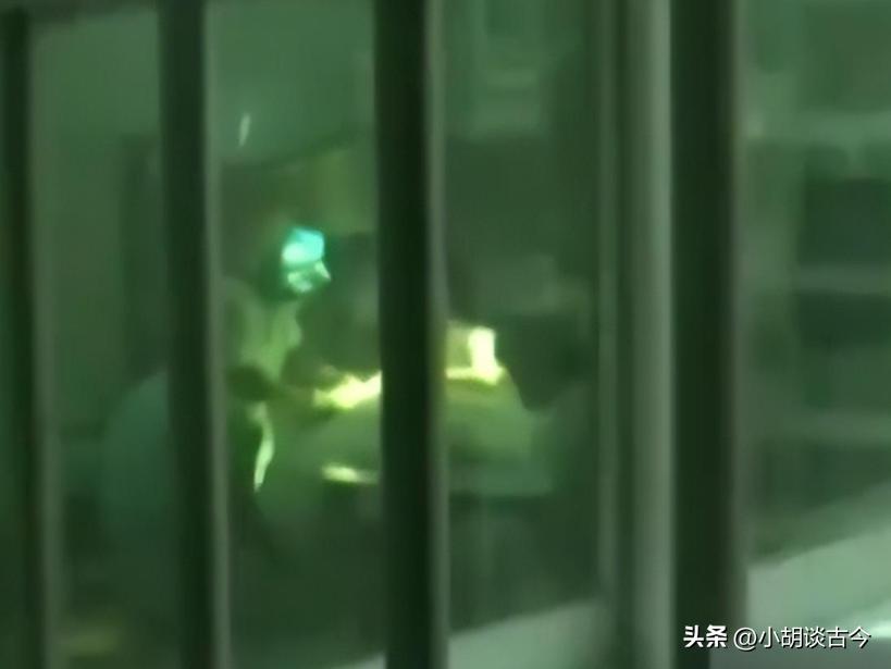 四川父亲忍痛拔掉儿子呼吸机,家人拔掉呼吸机视频