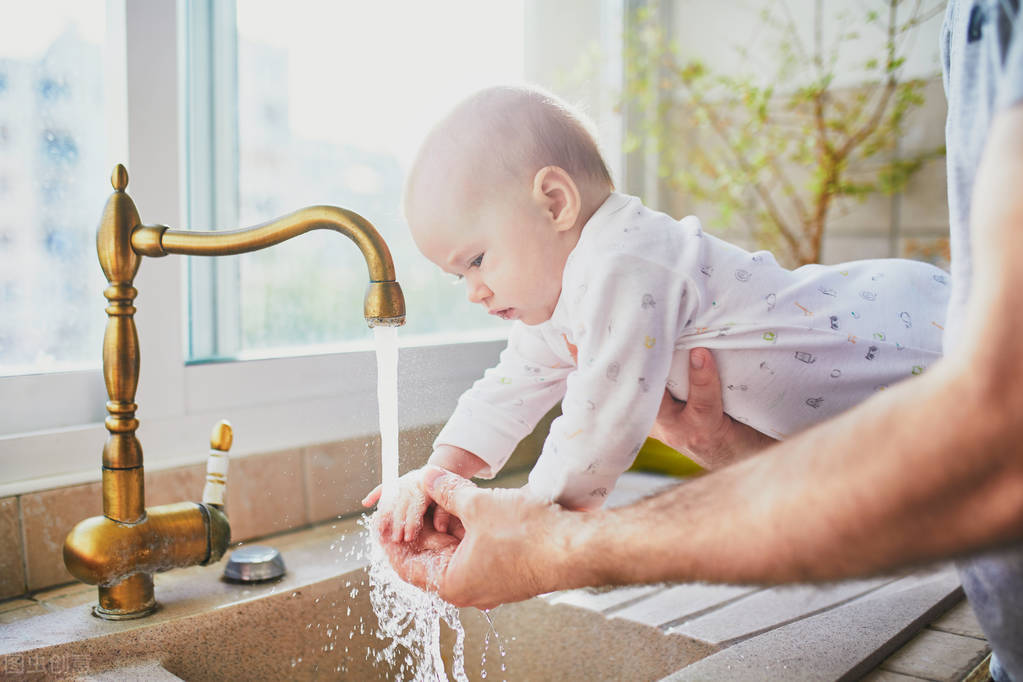 提醒孩子不要踩井盖,一定要告诉孩子井盖不能踩