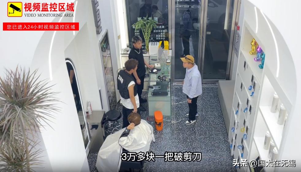 剪刀摔坏赔三万,敲诈和故意伤人能判几年