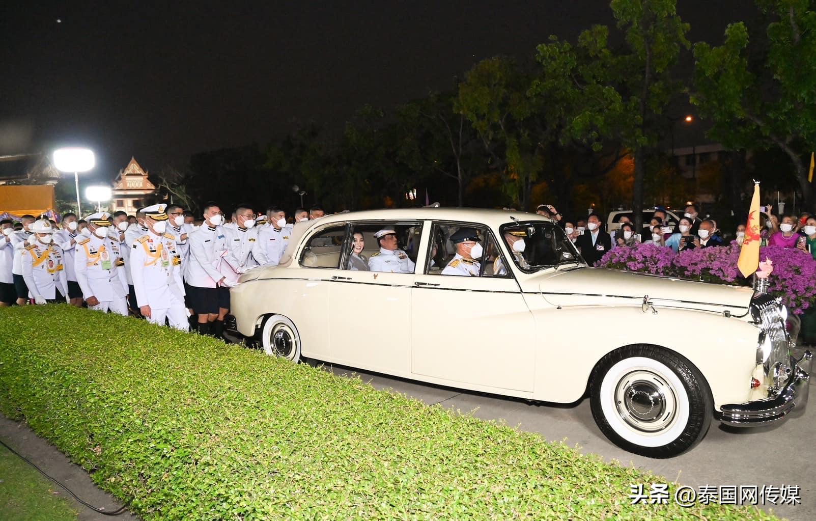 泰国国王亲自给学生发毕业证,泰国王后苏提达获得荣誉学位