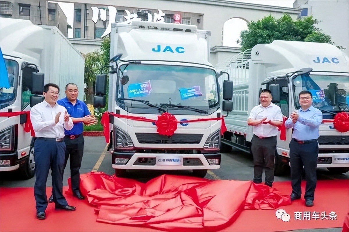 东风天龙旗舰gx2022款520马力,东风天龙旗舰gx2023款经典版