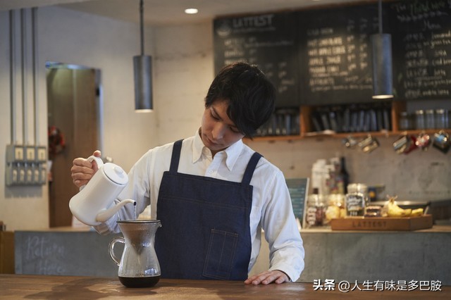 小伙在杭州开咖啡店亏损两万,男子开咖啡店日入零元