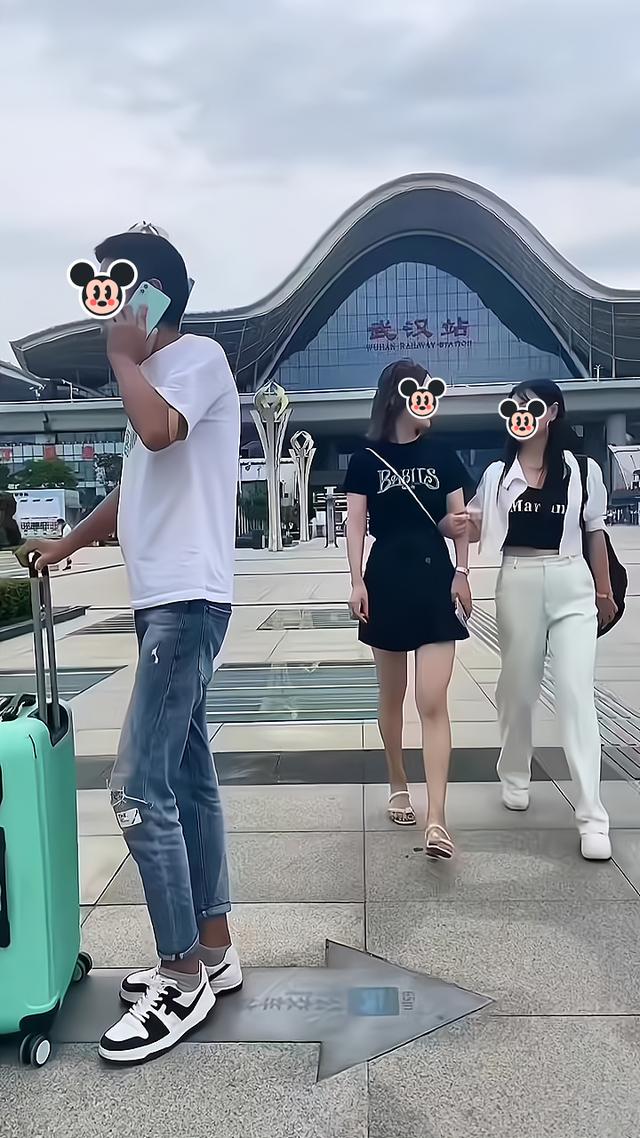 女子和闺蜜从车站出来，闺蜜拍了男子的臀部后就逃跑，让她被误会