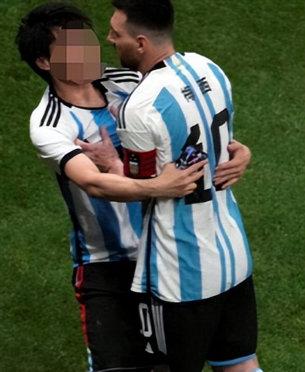 球迷冲进球场拥抱梅西被抬着离开,球迷冲进球场拥抱梅西最新消息