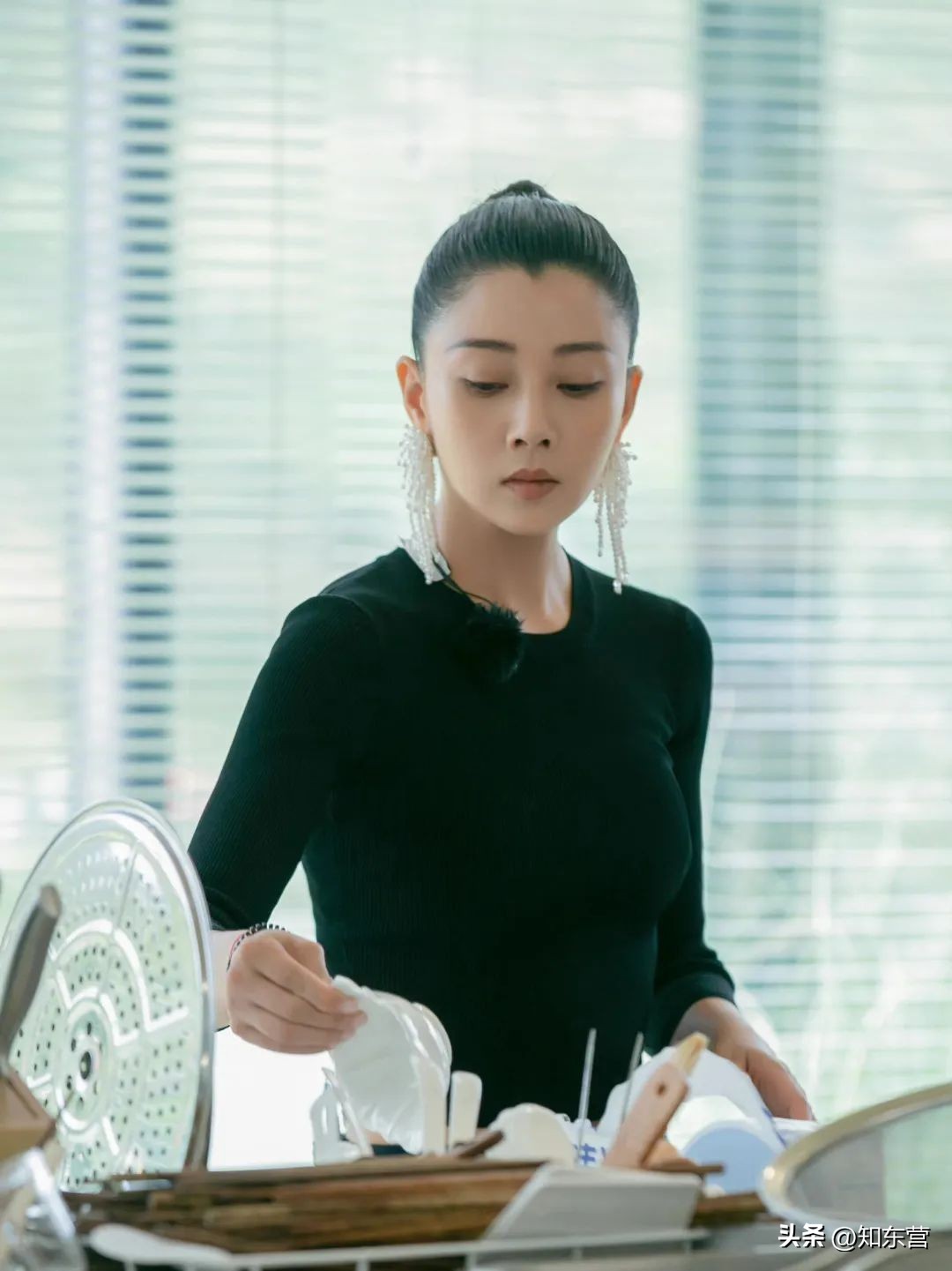 冬天披发好看又显脸小的发型,冬季干净利落减龄的发型