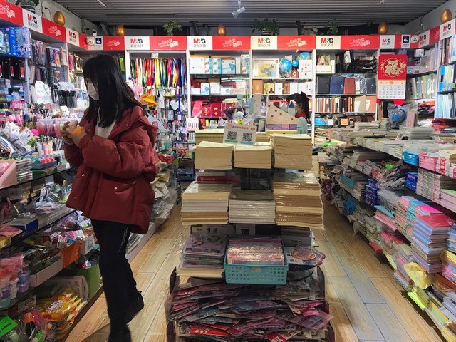 小学门口文具店售低俗贴纸引热议,小学文具店发现低俗挂件