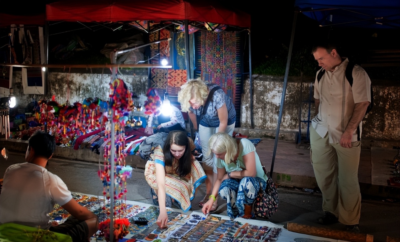 在老挝怎么请美女导游,去老挝旅游怎么找当地导游