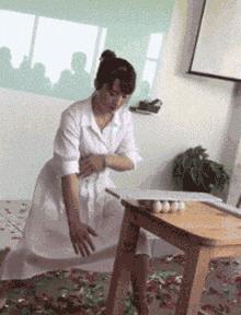 “姑娘，你知道衣服上的字是什么意思吗？”哈哈哈自信的姑娘最美