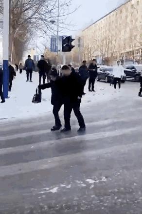 在东北打雪仗总是来得猝不及防,东北打雪仗玩的是雪吗