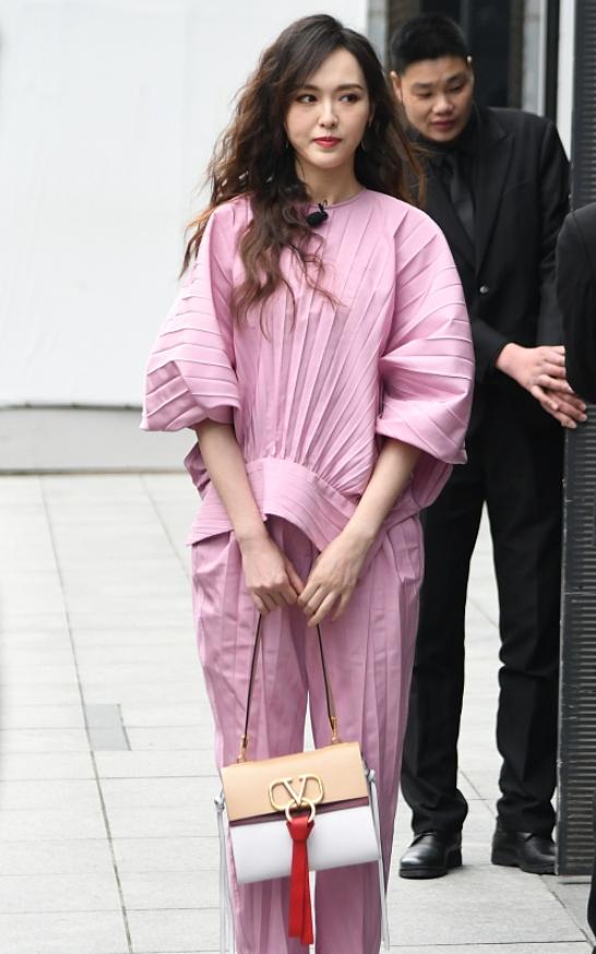 唐嫣的穿搭时尚感刚刚好,唐嫣黑色连衣裙红唇大波浪