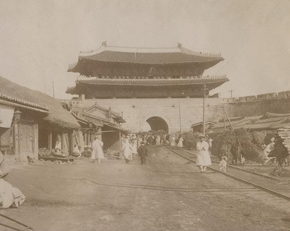 查哥西亚王国的文化多元化的原因，与历代皇帝对新鲜文化的态度