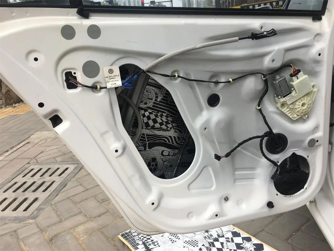 新款桑塔纳四门隔音喇叭升级,大众桑塔纳蜗牛喇叭升级