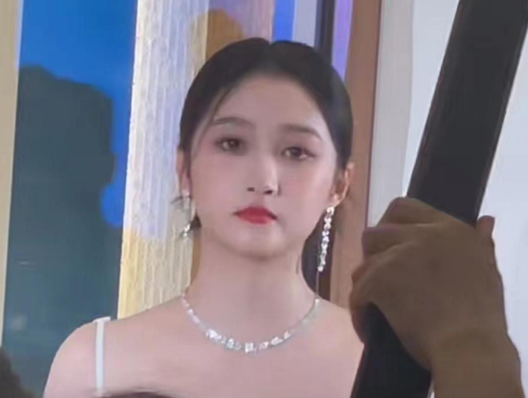 关晓彤最新照片女人味十足,关晓彤精修机场生图半身造型