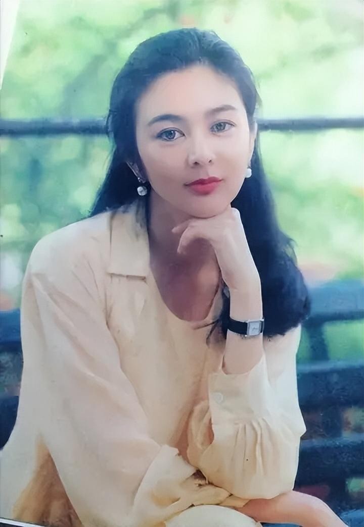 59岁关之琳罕见现身,55岁的关之琳难掩时光痕迹