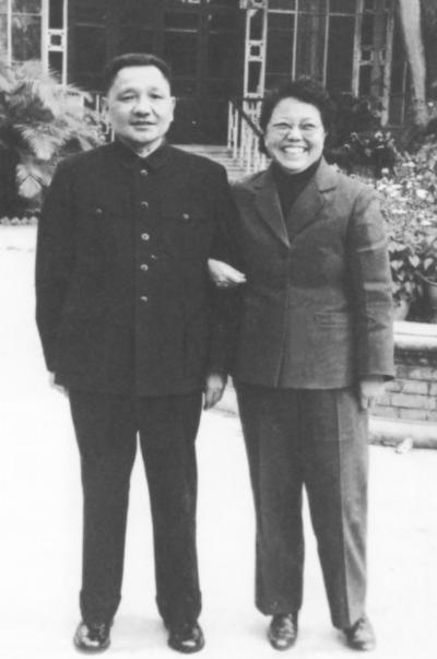 伟人与香烟：毛*东泽**吸百家烟，*小平邓**吸烟被递条，为戒烟吃花生