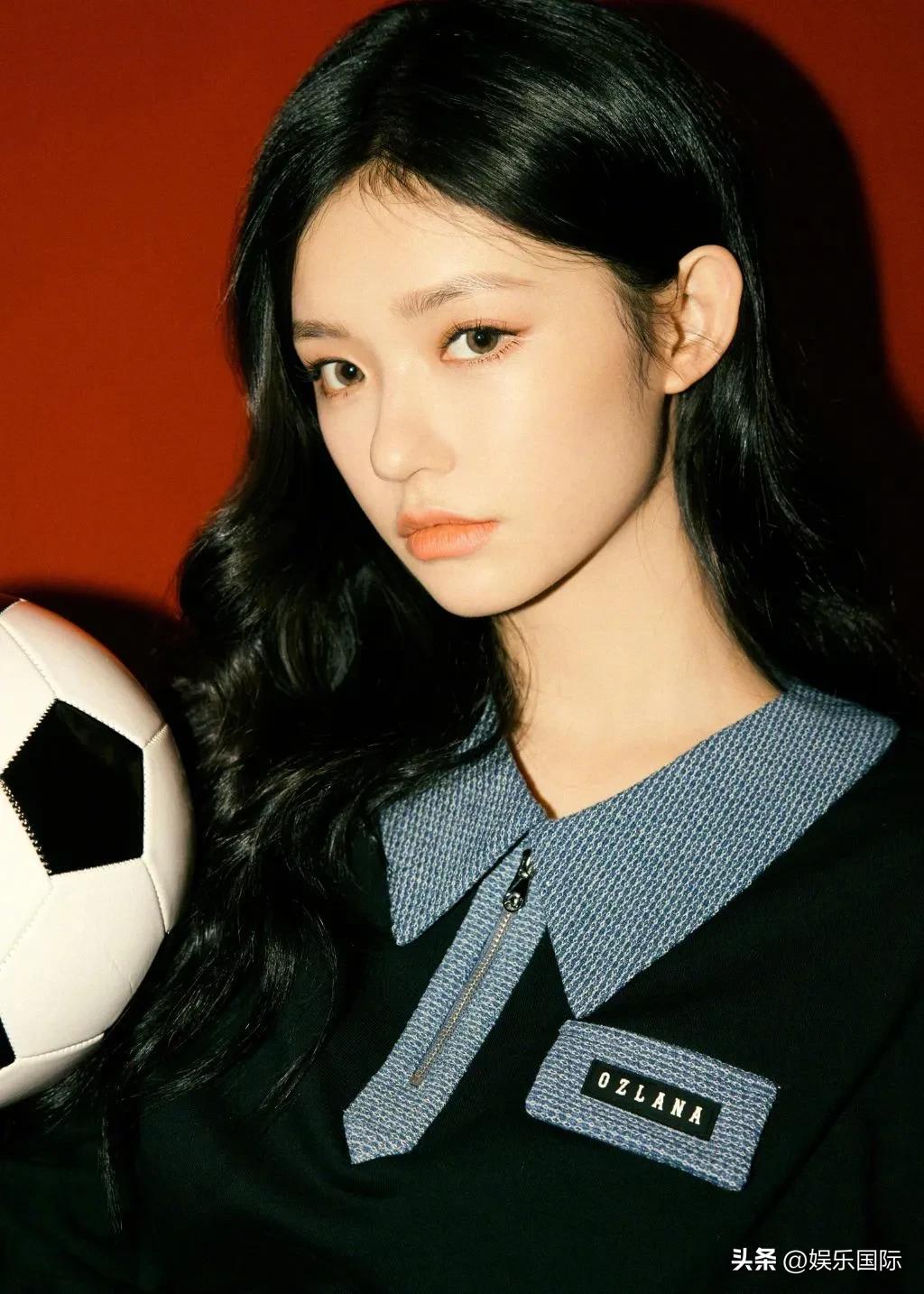 林允穿短裙抱足球娇俏可爱