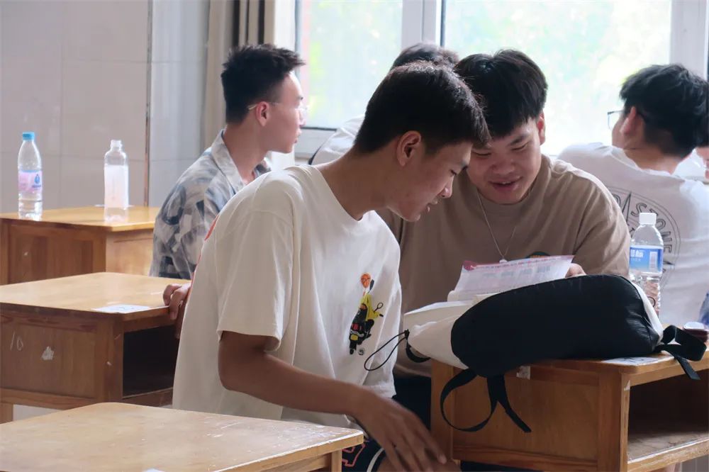 毕业季来临即将和母校说再见,毕业十年匆匆路过母校感言