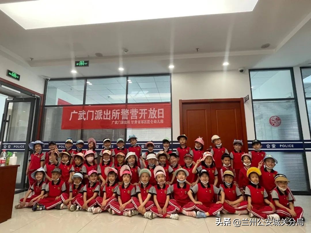 萌娃进警营警心暖童心,萌宝进警营童心警心紧相连