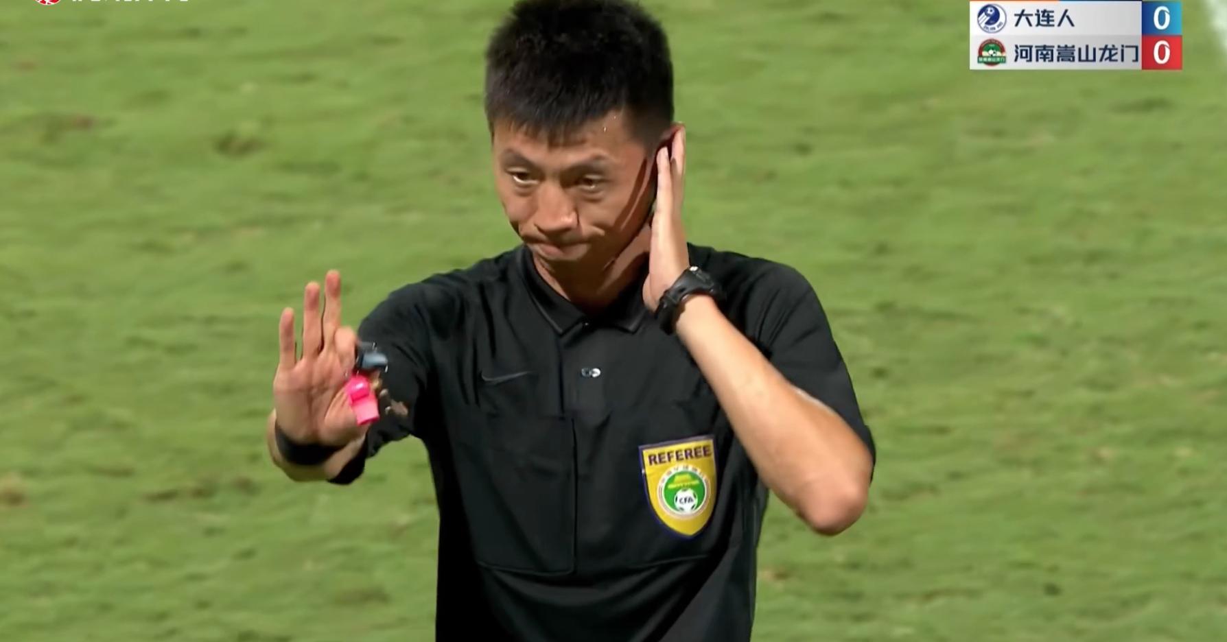 中超裁判被观众骂完整视频,中超裁判被球迷质疑