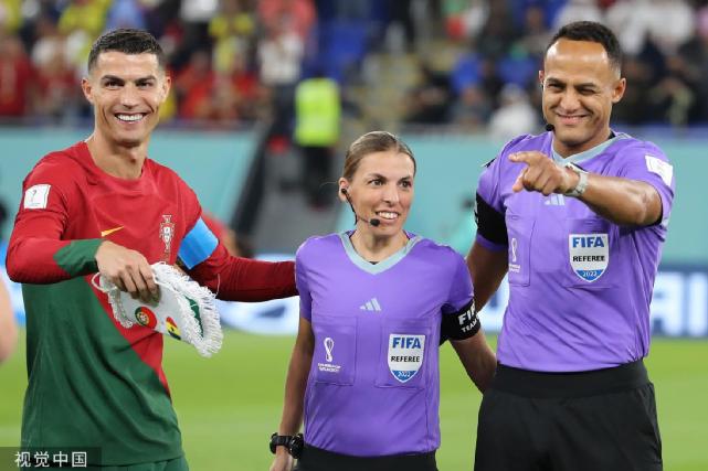 女裁判,女裁判爬上球台