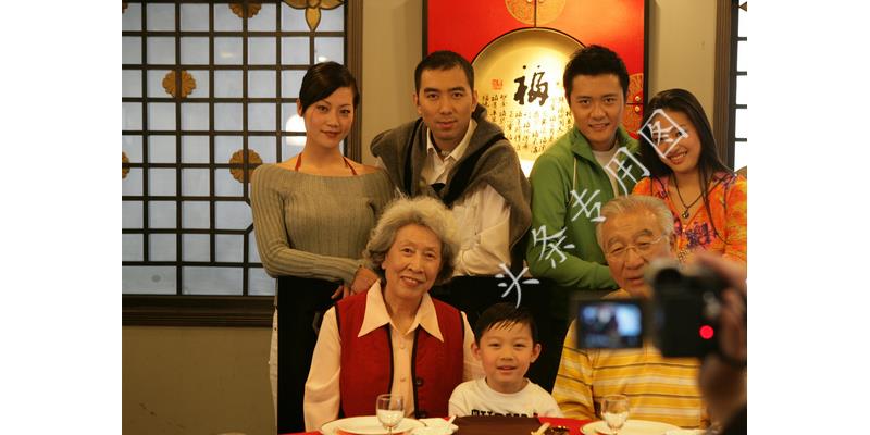 未婚老伴工资12500，却说只有2500，儿子告诉我真相我哭了