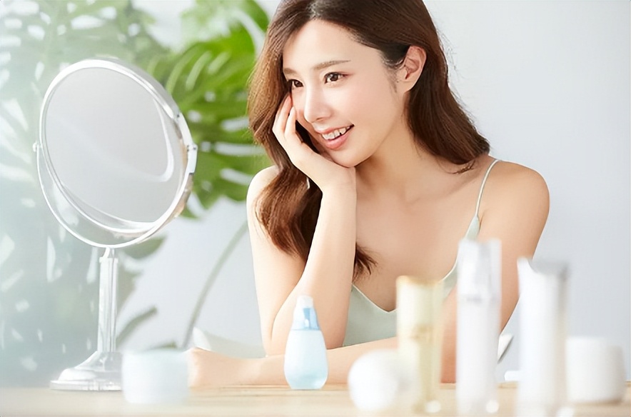 皮肤干燥吃什么补水最快最有效,皮肤干燥喝水补水敷面膜管用吗