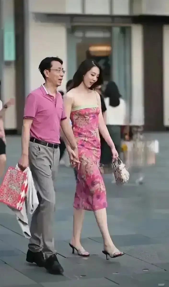 牵手门胡某勇被免职,成都牵手门事件处理结果