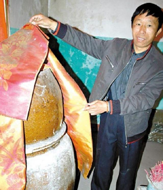 江西孝子为父亲遗体塑金身 (江西男子为父亲塑成金身)