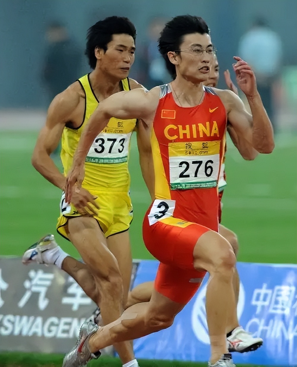 眼镜飞人胡凯：18岁才练习百米却加冕世界冠军，如今是清华副教授