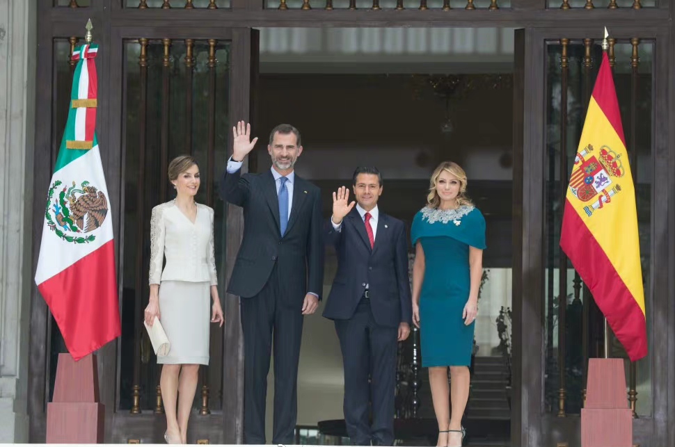 莱蒂齐亚百褶裙,莱蒂齐亚王后穿衣搭配图