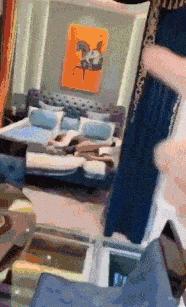 年纪轻轻就需要挂尿袋出门，看着有点可怜: