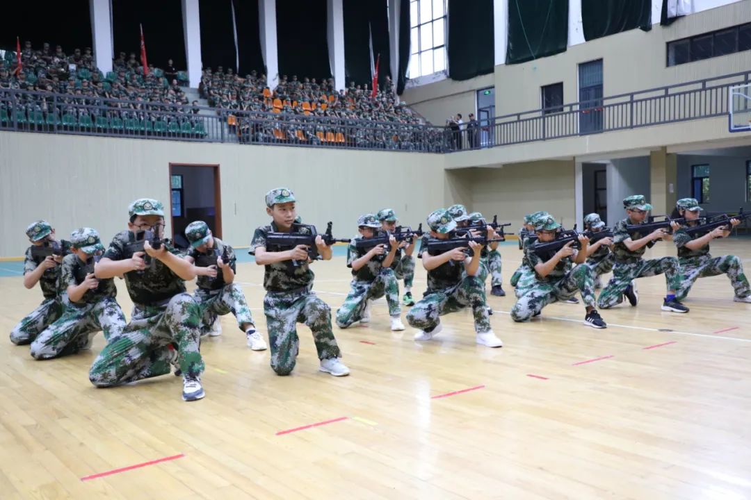 盐城市初级中学2023年“铁军国防训练营”闭营仪式隆重举行